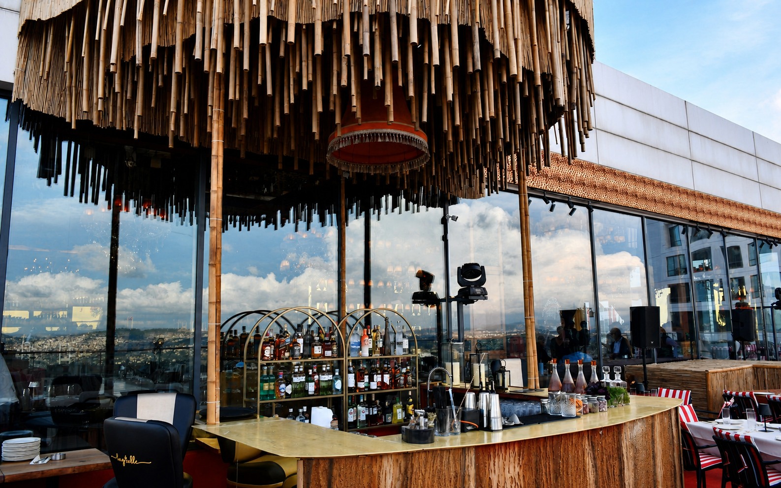 Bambu tavanlı teras barı