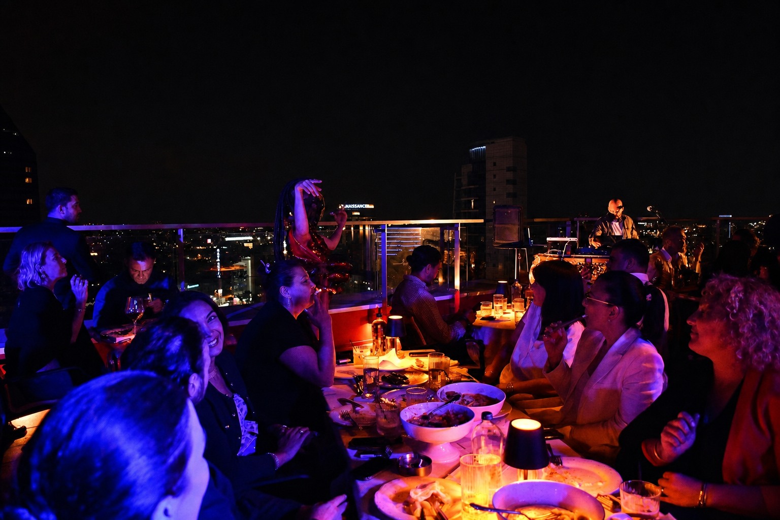 Gece etkinliğinde teras masaları